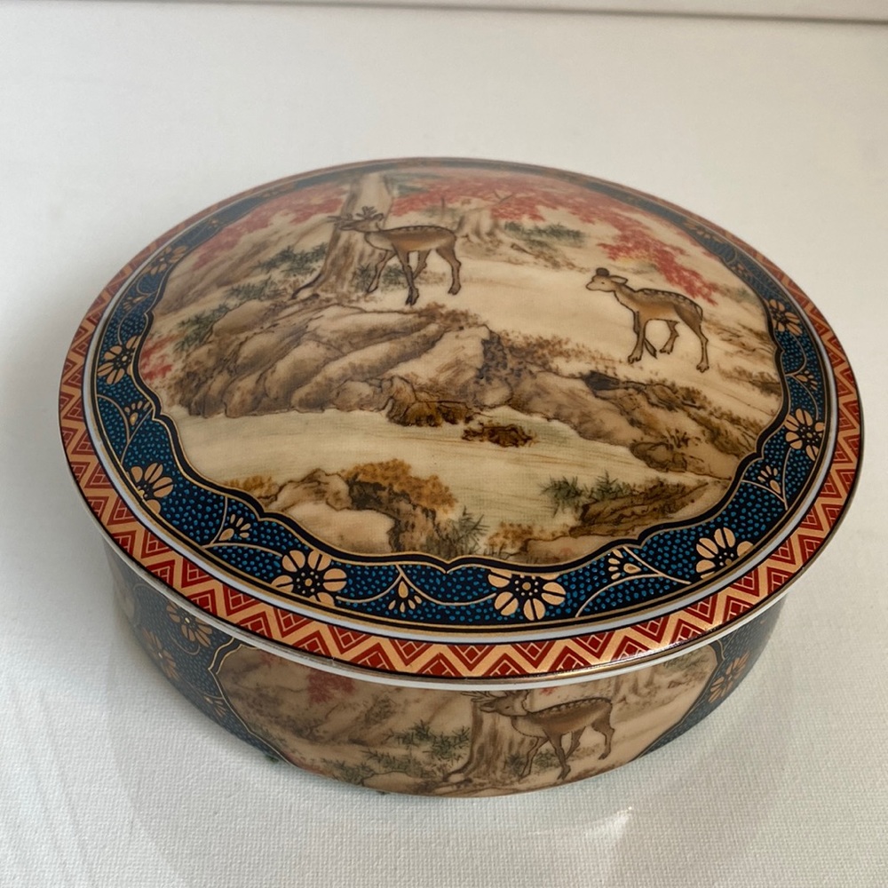 Toyo Vintage 1990’s Japanese round lidded porcelain trinket box 6 1/4” diameter